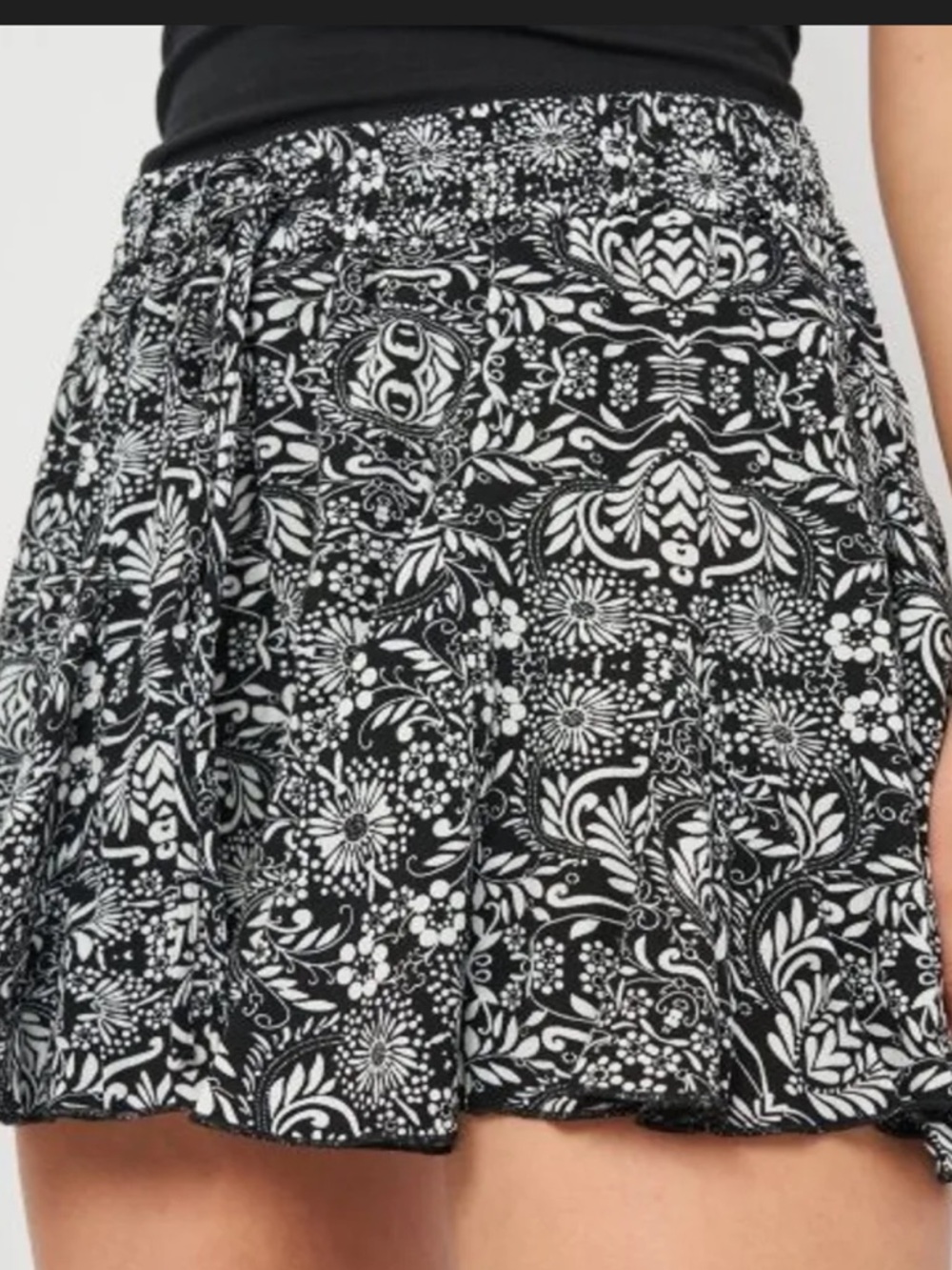 Zara Black and White Floral Flirty Shorts Skort Skirt M